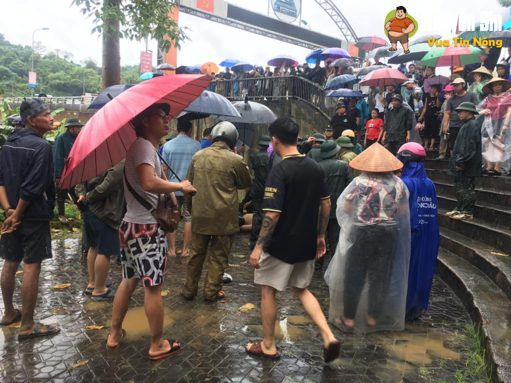 MỘT CHIẾN SĨ BỊ CUỐN TRÔI THEO DÒNG NƯỚC LŨ TRONG NỖ LỰC NGĂN KHÔNG CHO SÀ LAN ĐÂM VÀO CẦU CỐC LẾU, THÀNH PHỐ LÀO CAI