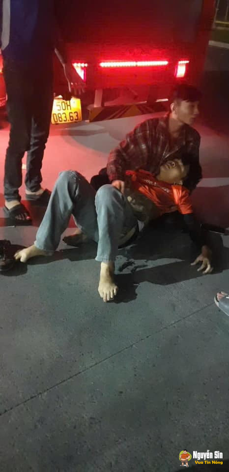 Củ Chi, TPHCM: thanh niên ngồi nghĩ mệt trong công ty, xe tải chạy ra không thấy vô tình ca’n ngang