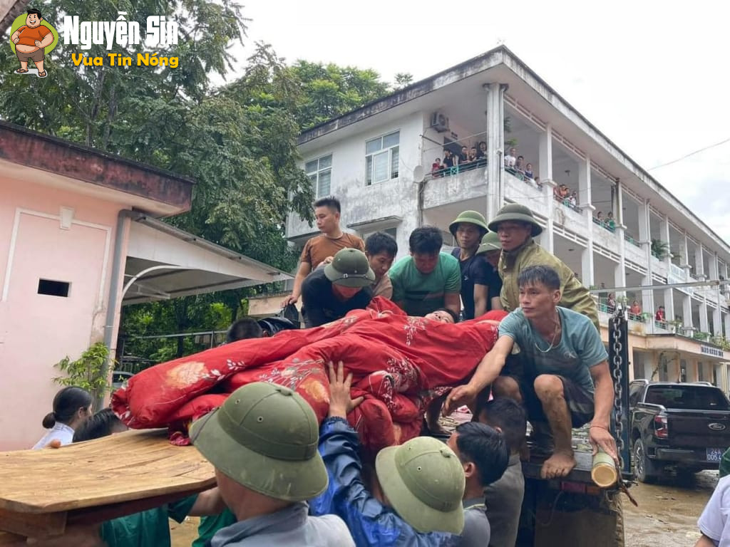 Lũ quét vùi lấp cả một bản làng 128 người ở Lào Cai, mới cứu được 10 người, tìm được 15 thithe, hơn 100 người đang mất tích