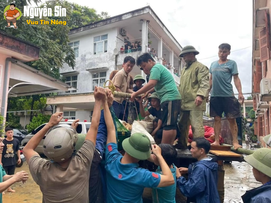 Lũ quét vùi lấp cả một bản làng 128 người ở Lào Cai, mới cứu được 10 người, tìm được 15 thithe, hơn 100 người đang mất tích