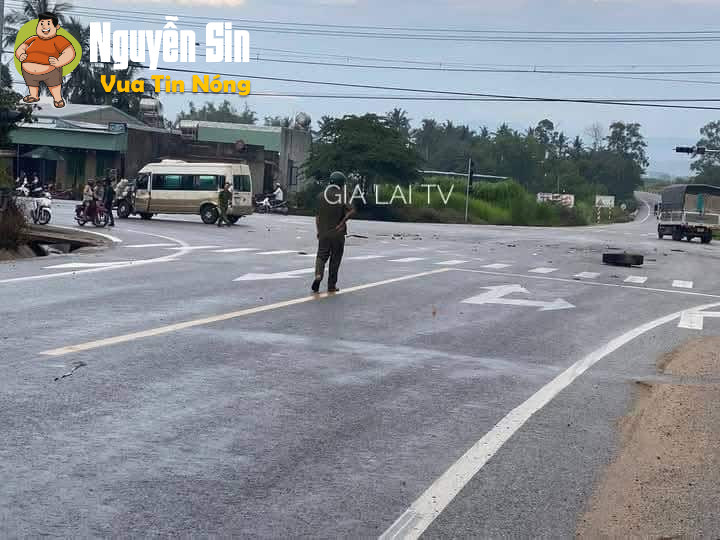 Vcham giữa xe đầu kéo và xe 16 chỗ tại ngã 4 đường tránh An Khê, Gia Lai .