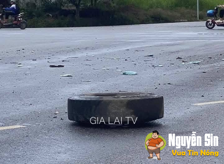 Vcham giữa xe đầu kéo và xe 16 chỗ tại ngã 4 đường tránh An Khê, Gia Lai .