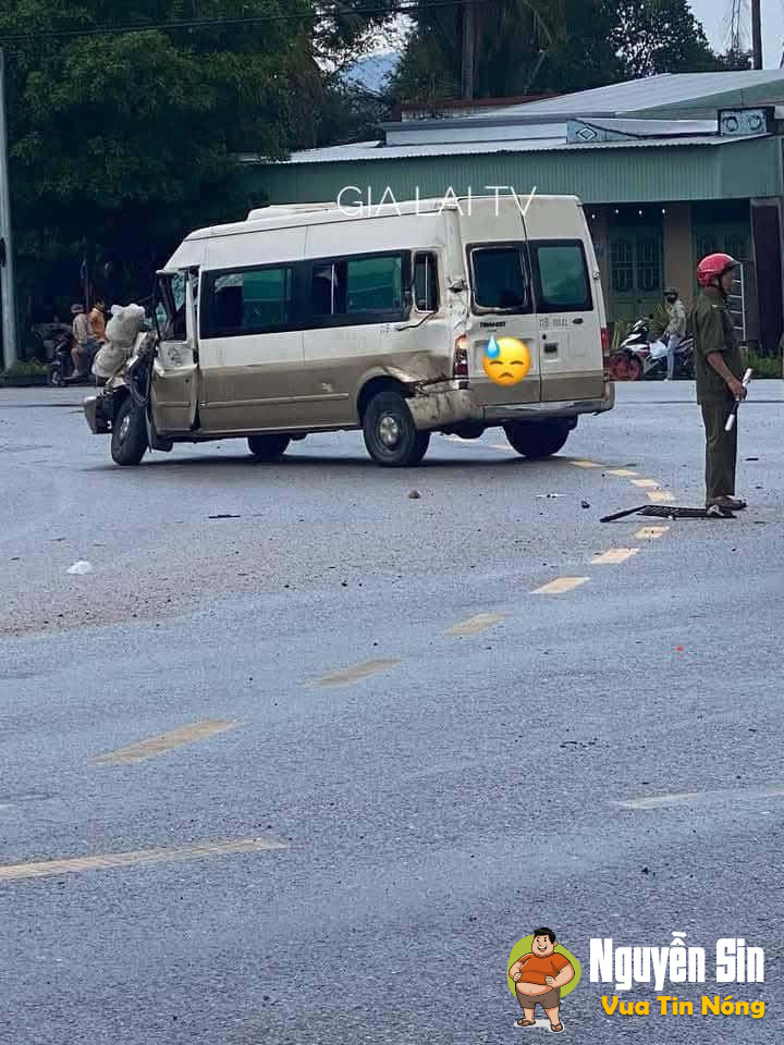 Vcham giữa xe đầu kéo và xe 16 chỗ tại ngã 4 đường tránh An Khê, Gia Lai .