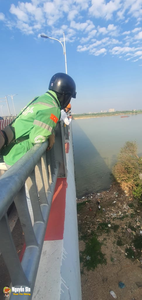 Cầu Vĩnh Tuy, Hà Nội: Nghe bảo 1 thanh niên nh@y xuong, may mắn vẫn sống