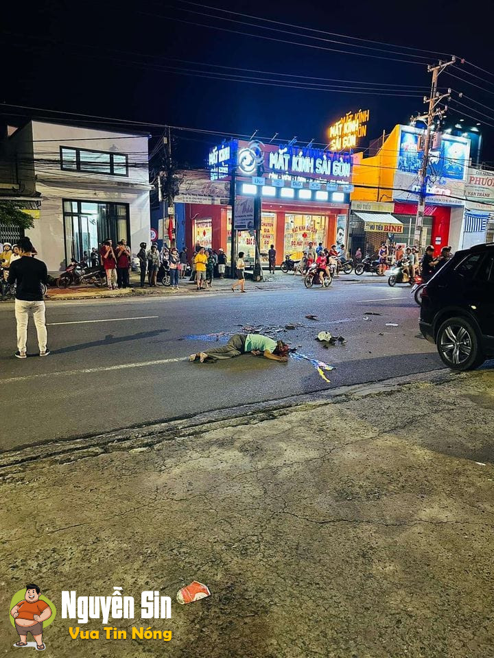 Phương Lâm, Tân Phú, Đồng Nai . Một người đi xe máy va quẹt với xe tải, không còn nguyên vẹn