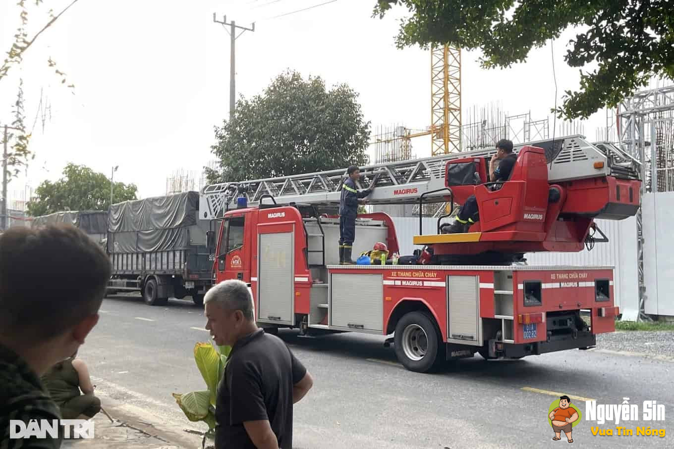 Người đàn ông khỏa thân đi dạo trên cần cẩu công trình ở Bình Dương Người đàn ông khỏa thân đi dạo trên cần cẩu công trình ở Bình Dương