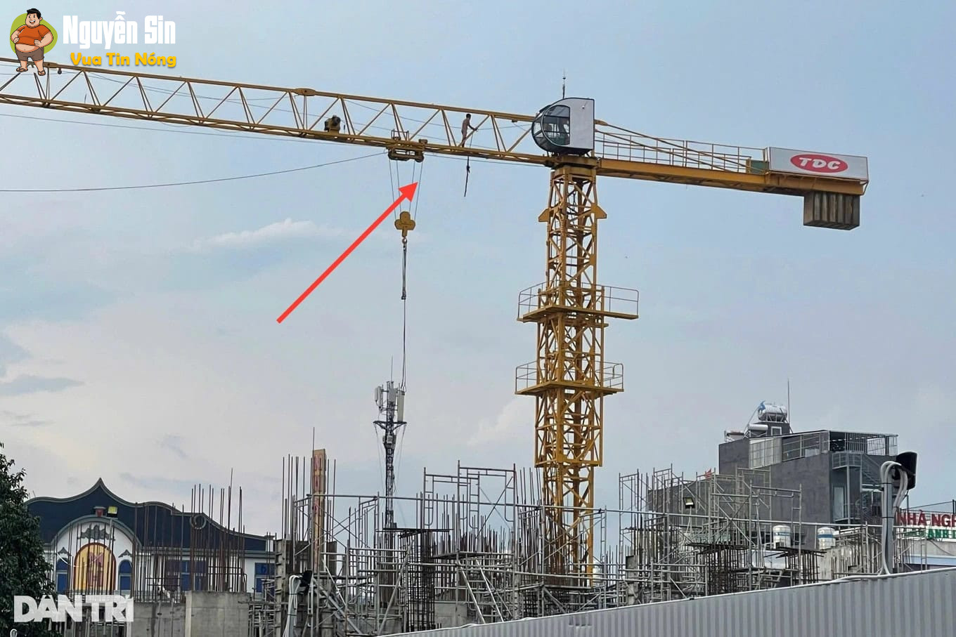 Người đàn ông khỏa thân đi dạo trên cần cẩu công trình ở Bình Dương Người đàn ông khỏa thân đi dạo trên cần cẩu công trình ở Bình Dương