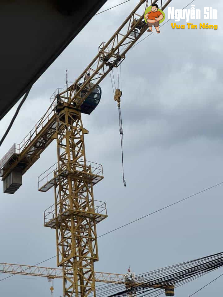 Người đàn ông khỏa thân đi dạo trên cần cẩu công trình ở Bình Dương Người đàn ông khỏa thân đi dạo trên cần cẩu công trình ở Bình Dương