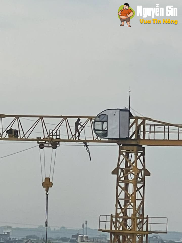 Người đàn ông khỏa thân đi dạo trên cần cẩu công trình ở Bình Dương Người đàn ông khỏa thân đi dạo trên cần cẩu công trình ở Bình Dương