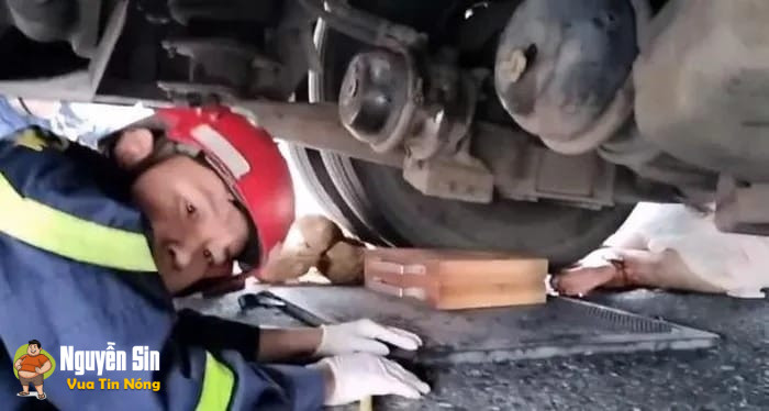 Giải cứu nữ du khách Hàn Quốc k:ẹt d:ưới gầm xe khách ở bán đảo Sơn Trà