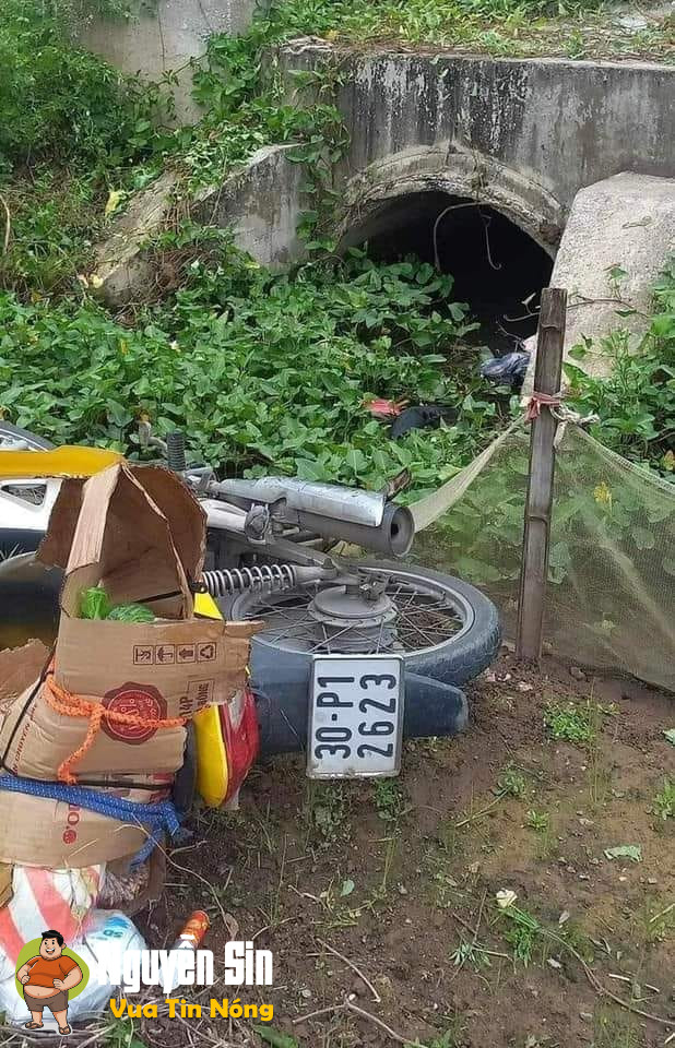 Hưng Yên : Phát hiện thithe cô gái cùng chiếc xe máy bên đường