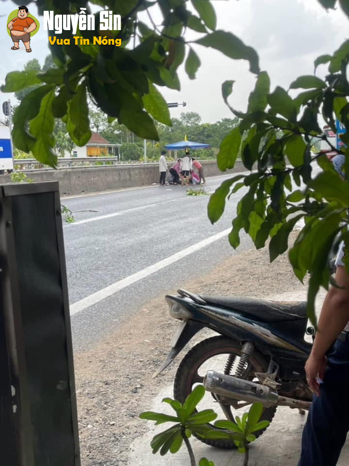 Quảng Trị: Clip thương tâm mẹ chạy sang đường tiễn con đi vào học Đại Học, k may mẹ bị TNGT tvong tại chỗ