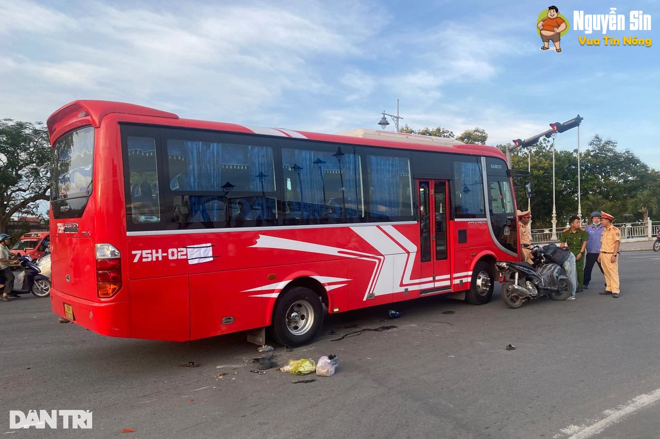 Xe máy “kẹp 5” va chạm với ô tô, 4 người thương vong
