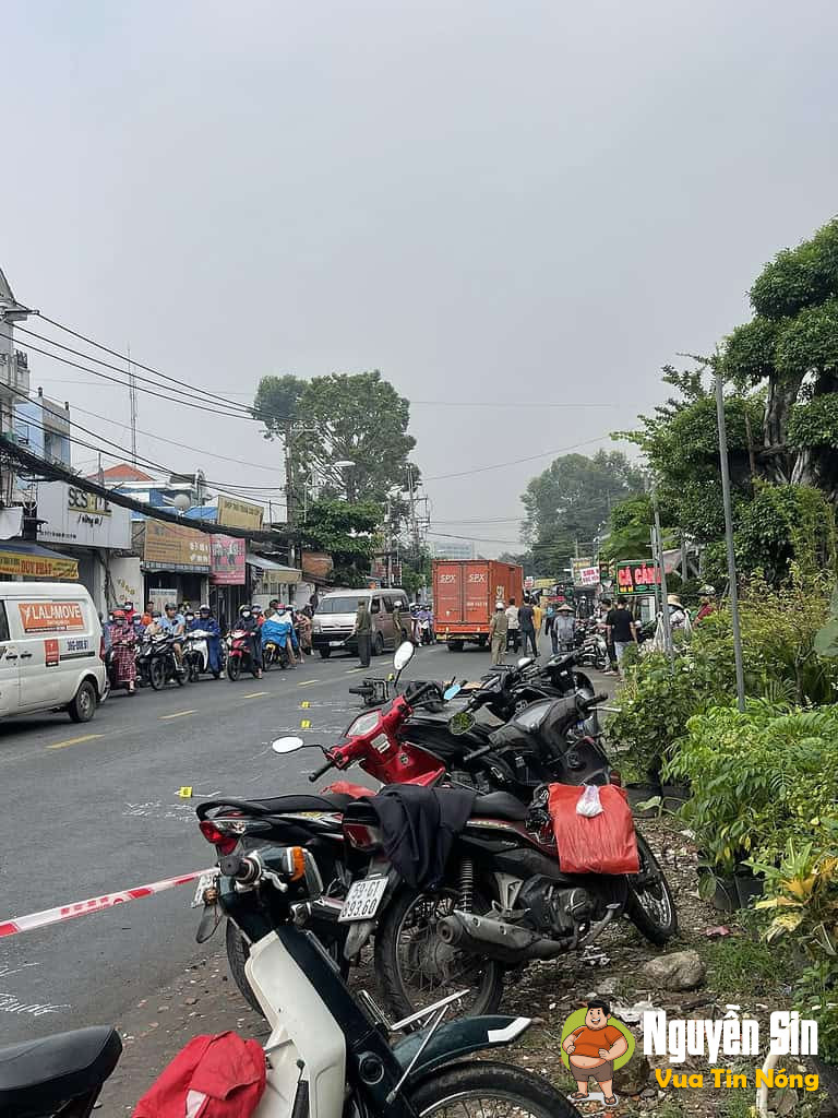 Đường Tô Ký, Quận 12: Nam thanh niên đang đi xe máy bất ngờ ngã xuống đường, đúng lúc xe tải đi tới …