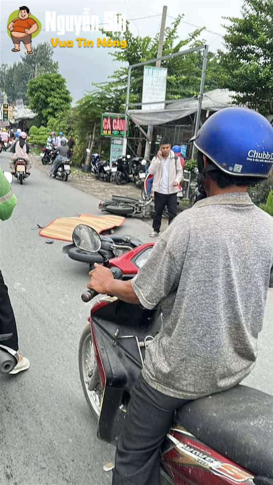 Đường Tô Ký, Quận 12: Nam thanh niên đang đi xe máy bất ngờ ngã xuống đường, đúng lúc xe tải đi tới …
