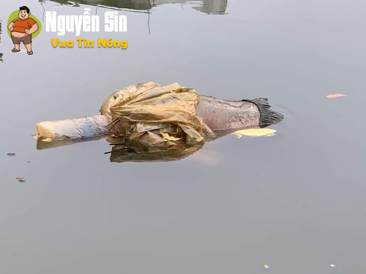 Hồ Sài Đồng – Long Biên – Hà Nội. Phát hiện 1 thithe còn mặc áo mưa đang trong tình trạng phanhuy