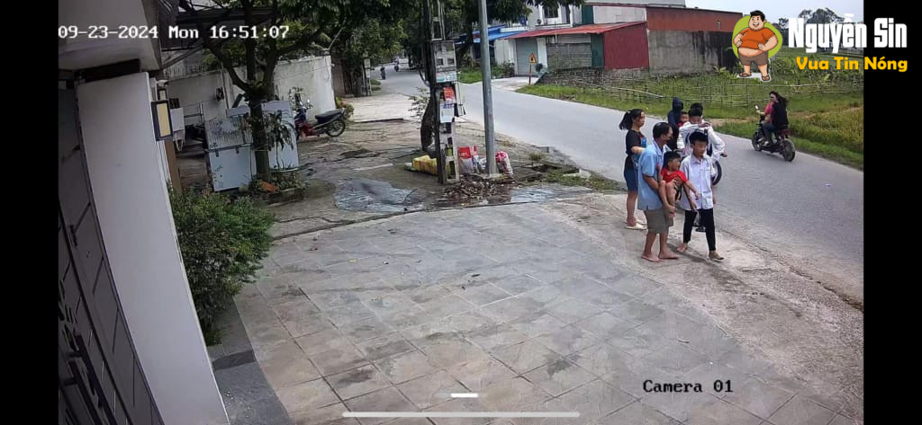 Nhà có con bé gần đường mn trông chừng cẩn thận!