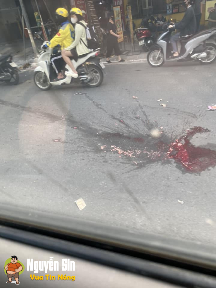 Sáng nay tại Hào Nam- Hà Nội: Học sinh đi xe máy vacham với cụ ông đang sang đường, đúng lúc xe khách đi tới…
