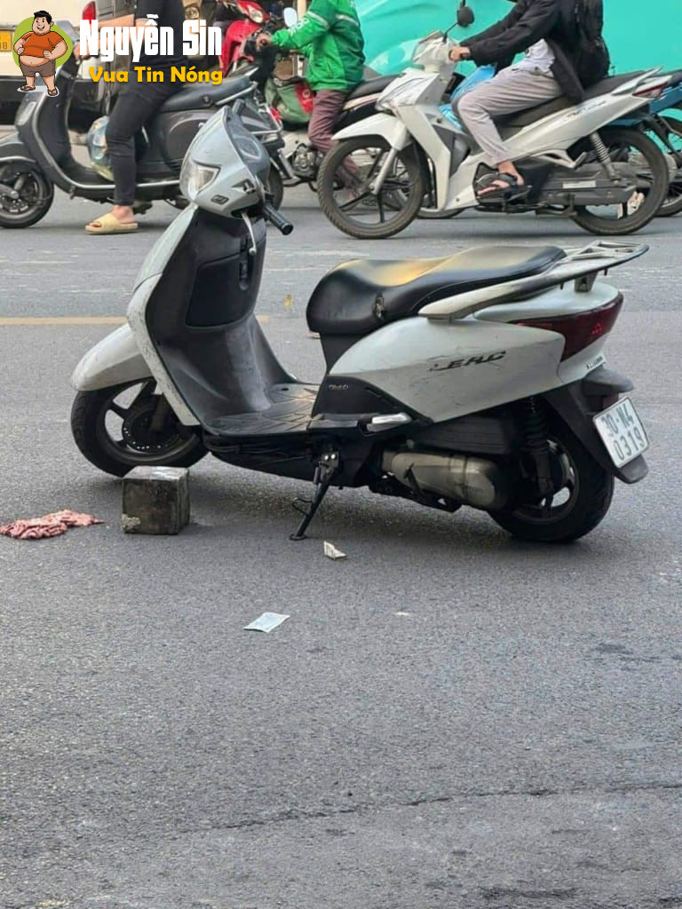 Sáng nay tại Hào Nam- Hà Nội: Học sinh đi xe máy vacham với cụ ông đang sang đường, đúng lúc xe khách đi tới…