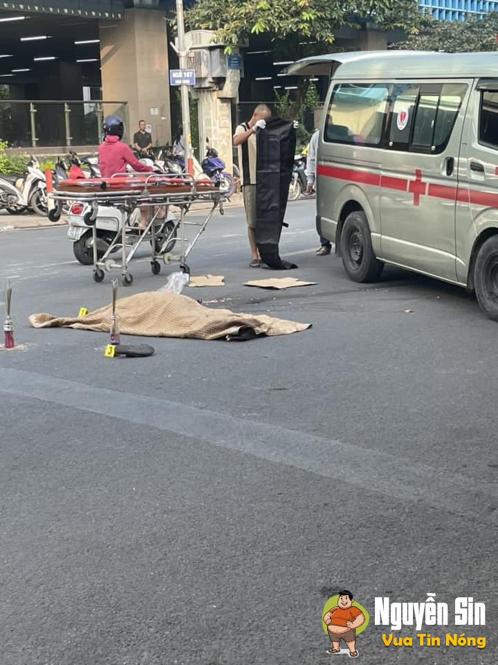 Sáng nay tại Hào Nam- Hà Nội: Học sinh đi xe máy vacham với cụ ông đang sang đường, đúng lúc xe khách đi tới…