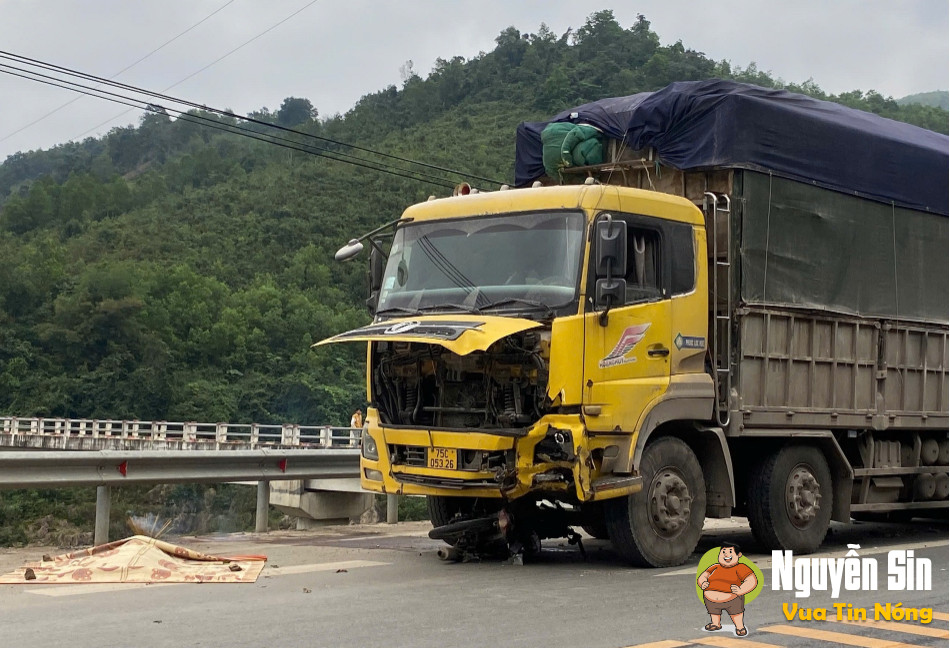 Xe máy đâm trực diện ôtô tải, 2 thanh niên tử vong ở Quảng Trị