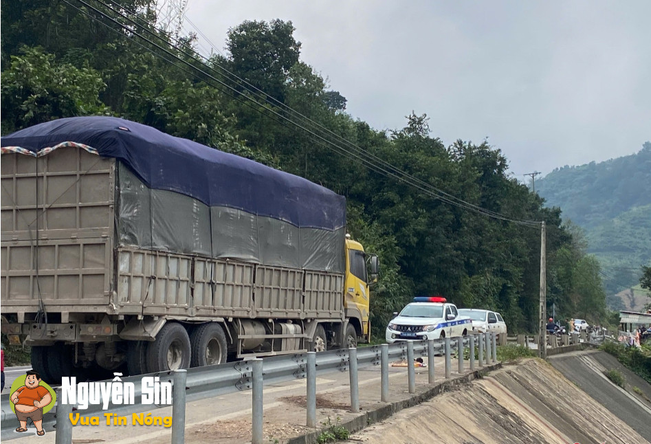 Xe máy đâm trực diện ôtô tải, 2 thanh niên tử vong ở Quảng Trị