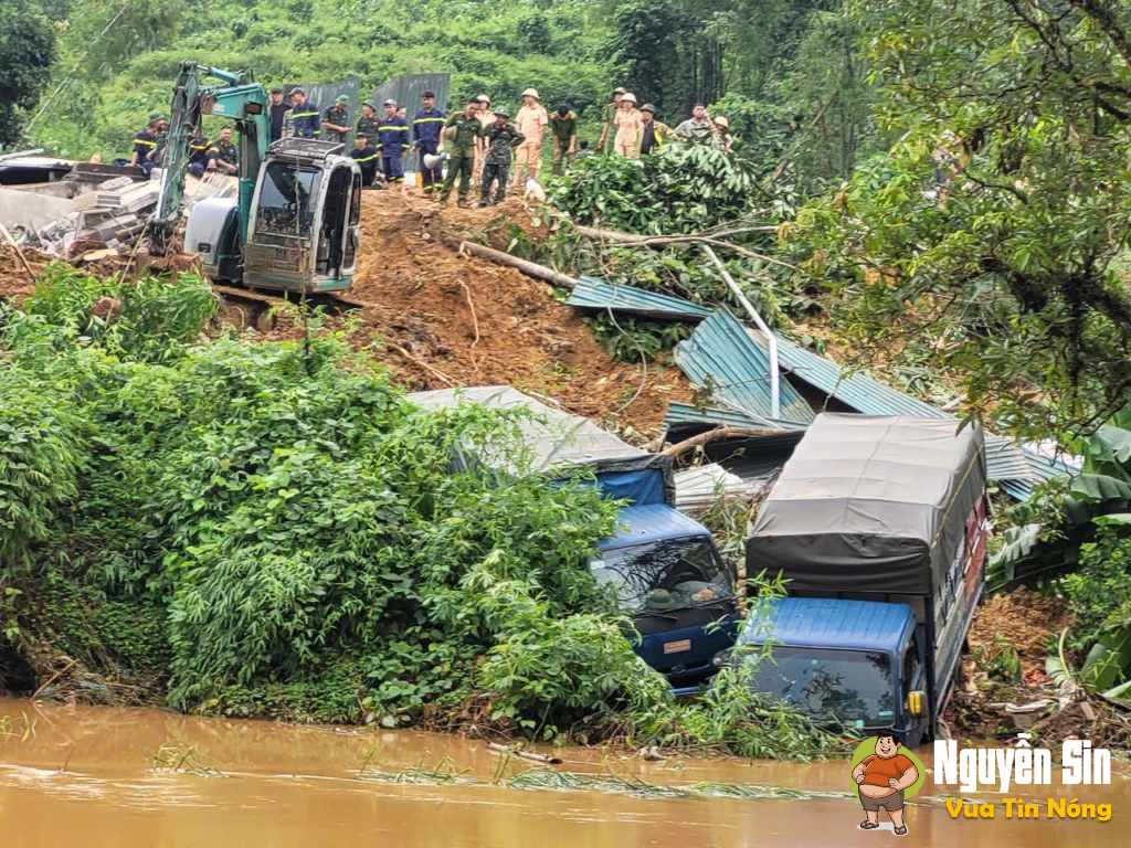 Hà Giang: Khoảnh khắc cả quả đồi đổ sập xuống vùi lấp phương tiện & nannhân dưới đống đất đá.