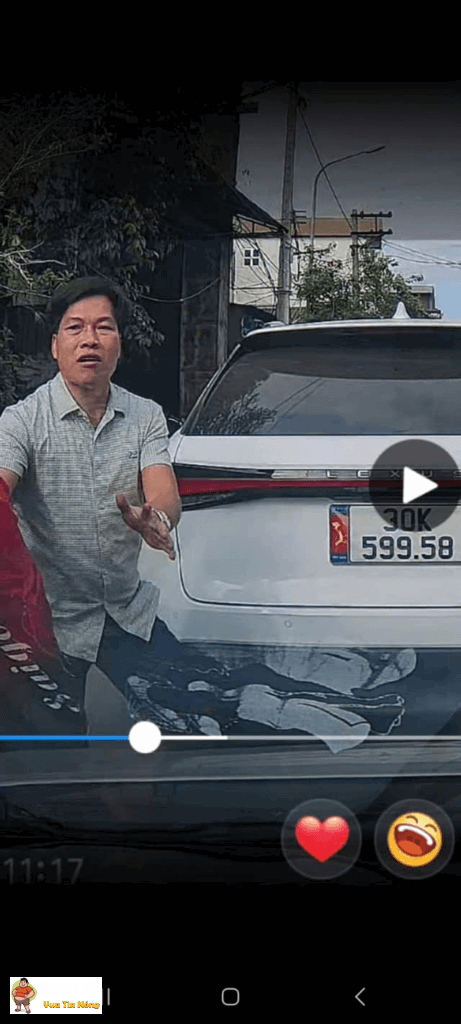 Chưa rõ nguyên nhân gì mà anh tài xế bị 1 số người tác động vật lý rất nhiều
