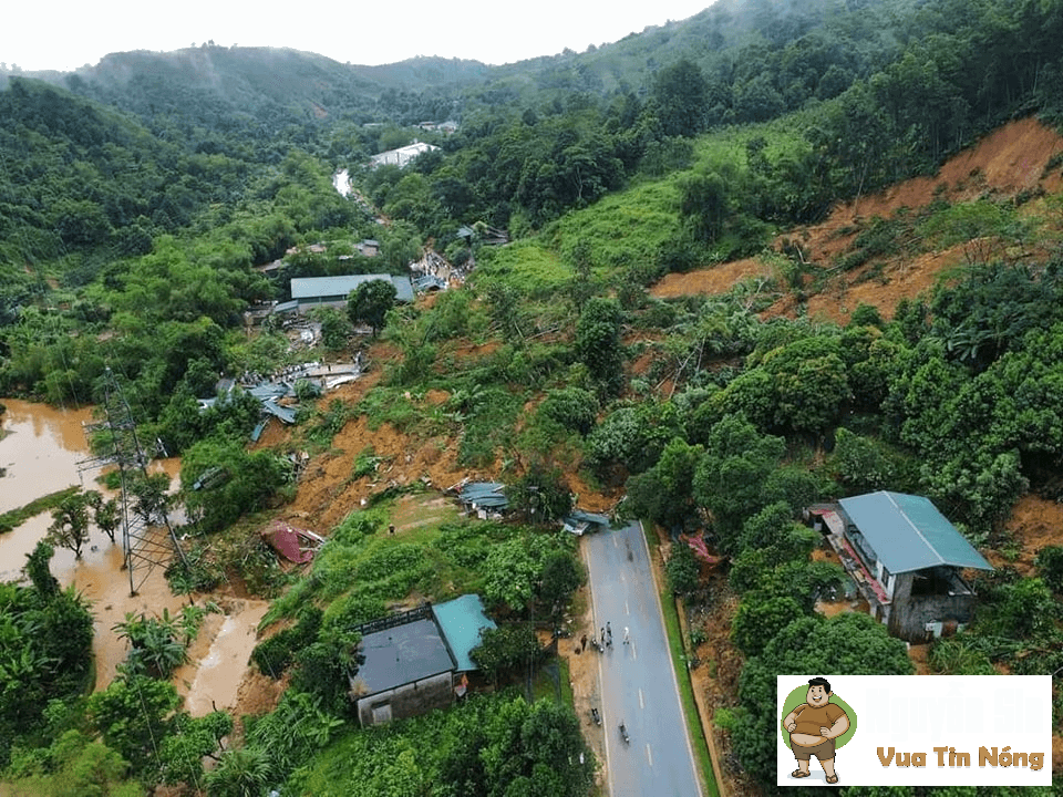 Hà Giang: Khoảnh khắc cả quả đồi đổ sập xuống vùi lấp phương tiện & nannhân dưới đống đất đá.