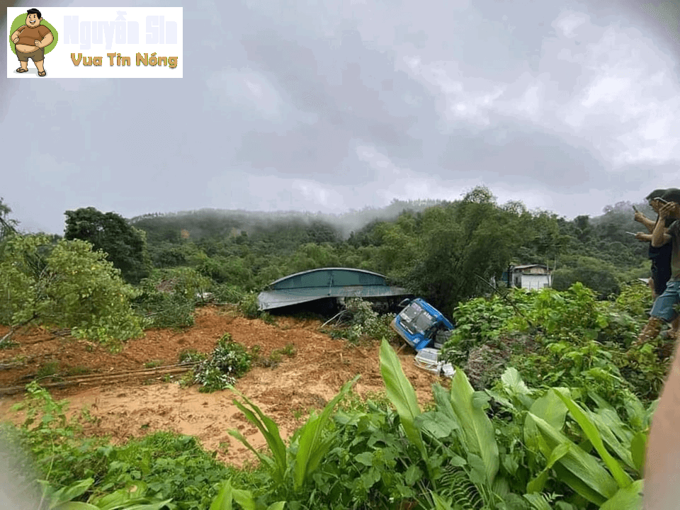 Hà Giang: Khoảnh khắc cả quả đồi đổ sập xuống vùi lấp phương tiện & nannhân dưới đống đất đá.
