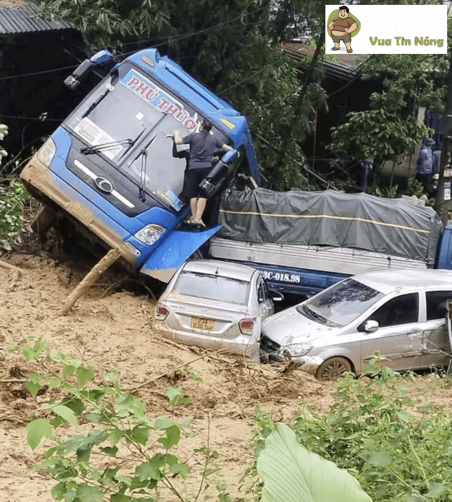 Hà Giang: Khoảnh khắc cả quả đồi đổ sập xuống vùi lấp phương tiện & nannhân dưới đống đất đá.