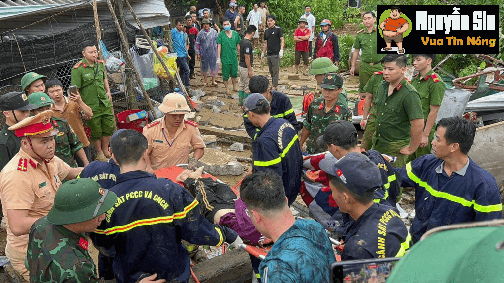Hà Giang: Khoảnh khắc cả quả đồi đổ sập xuống vùi lấp phương tiện & nannhân dưới đống đất đá.
