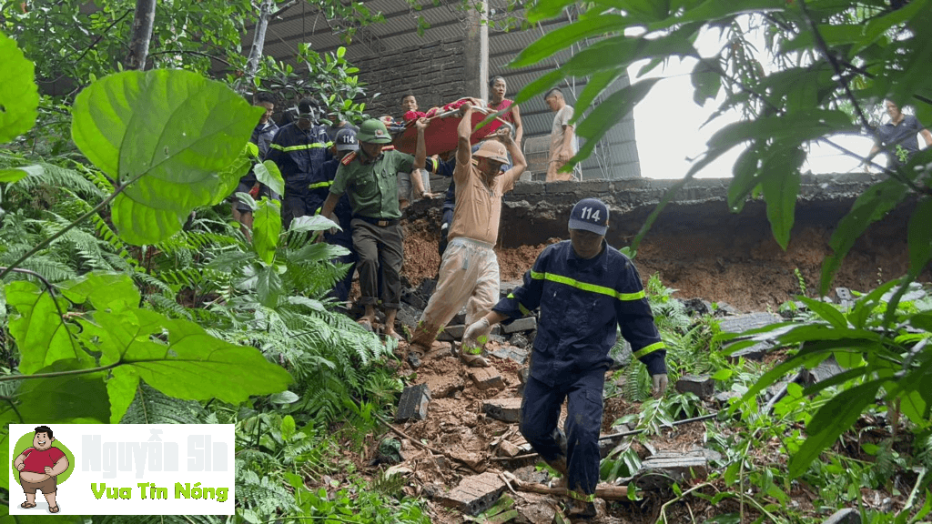 Hà Giang: Khoảnh khắc cả quả đồi đổ sập xuống vùi lấp phương tiện & nannhân dưới đống đất đá.