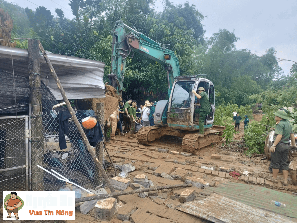 Hà Giang: Khoảnh khắc cả quả đồi đổ sập xuống vùi lấp phương tiện & nannhân dưới đống đất đá.