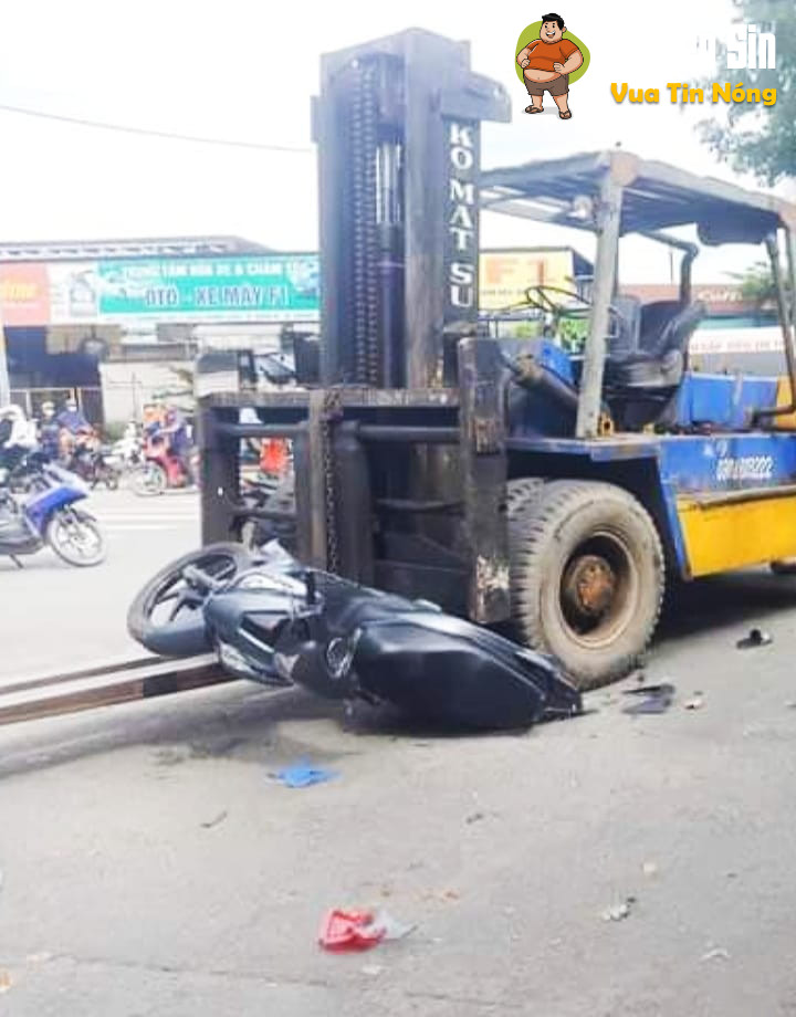 Bình Tân, TPHCM: TNGT giữa xe máy và xe nâng, người đi xe máy t*v/ong tại chỗ.