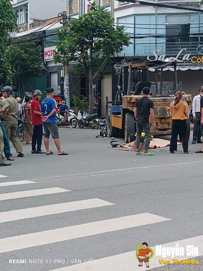 Bình Tân, TPHCM: TNGT giữa xe máy và xe nâng, người đi xe máy t*v/ong tại chỗ.