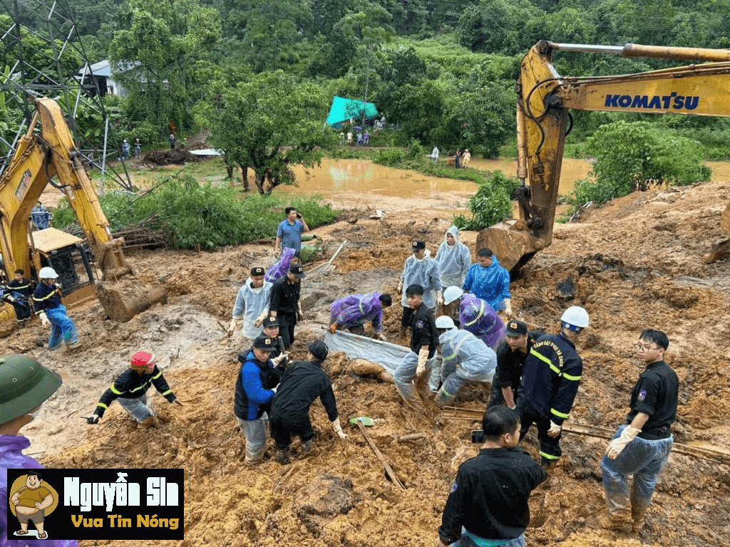 Hà Giang: Khoảnh khắc cả quả đồi đổ sập xuống vùi lấp phương tiện & nannhân dưới đống đất đá.