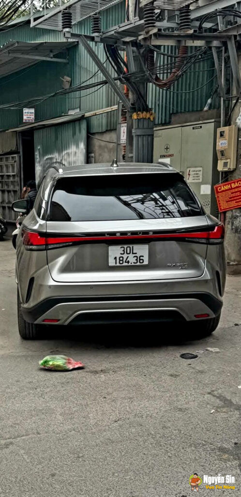 Va chạm vặt, tổng tài lexus tấn công shipper bằng hàng long thập bát chưởng!