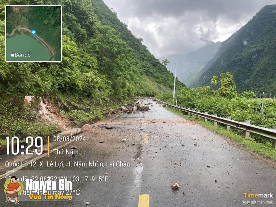Lai Châu: Tảng đá lớn lăn xuống quốc lộ, đè tvong người lái máy xúc