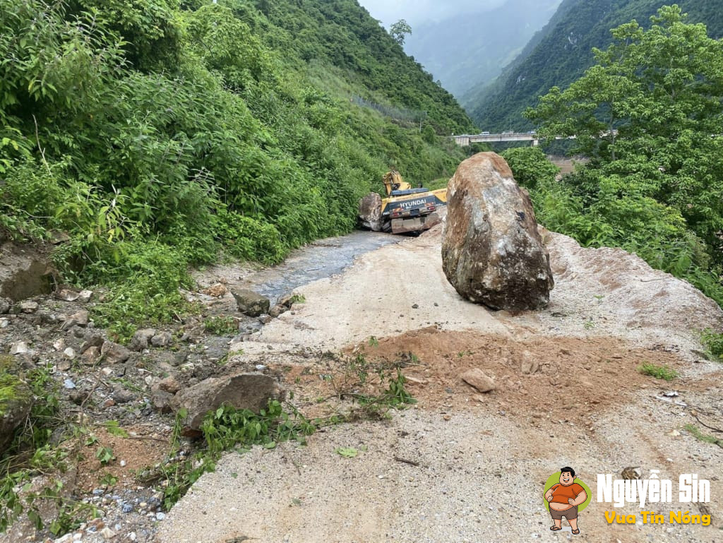 Lai Châu: Tảng đá lớn lăn xuống quốc lộ, đè tvong người lái máy xúc