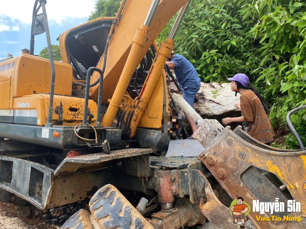 Lai Châu: Tảng đá lớn lăn xuống quốc lộ, đè tvong người lái máy xúc