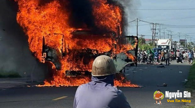 Tai nạn nghiêm trọng ở Cà Mau, xe tải chay rụi, 2 người không qua khỏi.