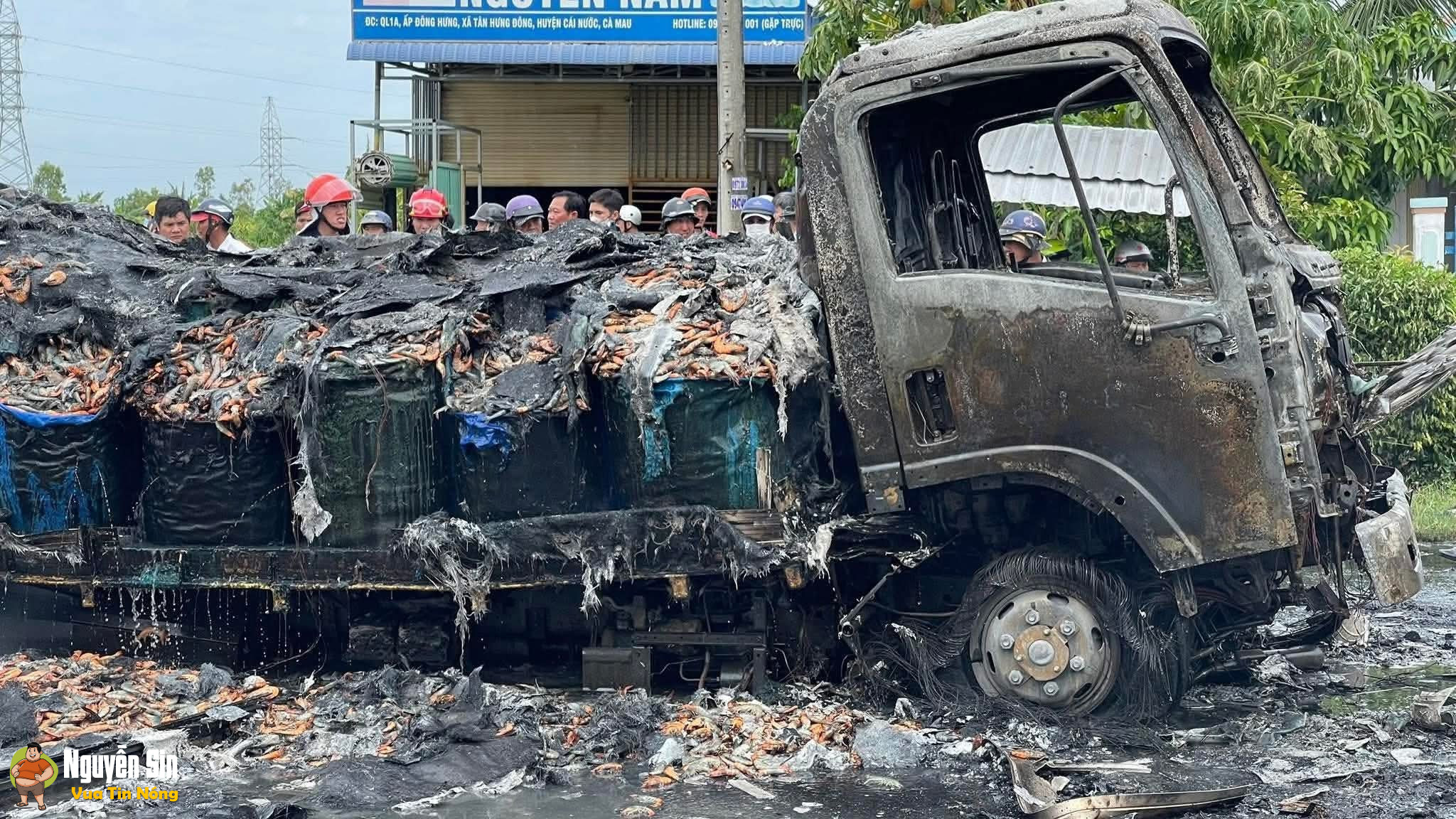 Tai nạn nghiêm trọng ở Cà Mau, xe tải chay rụi, 2 người không qua khỏi.