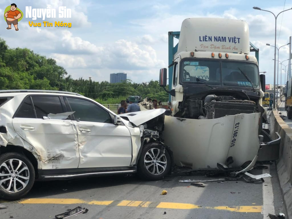 Cầu Phú Mỹ, Quận 7, TPHCM, Xe tải đông lạnh mất thắng ủ:i 7 xe ô tô khác gây nên tainan liên hoàn