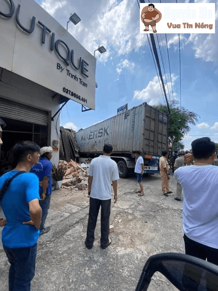 Củ Chi, TP.HCM: Xe Container tông sập nhà dân, tài xế t*v:ong do mải xem Ipad khi lái