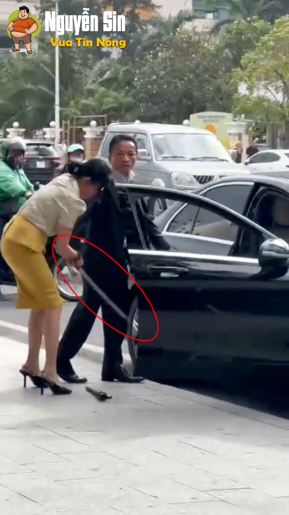 Đi xe Mercedes, bẻ hoa rồi rút kiếm “dọa” nhân viên môi trường Đi xe Mercedes, bẻ hoa rồi rút kiếm “dọa” nhân viên môi trường