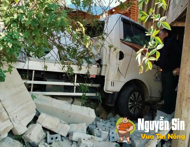 Nghệ An:Xe tải chở lá dong đâm vào cửa hàng tạp hóa, 6 người TV