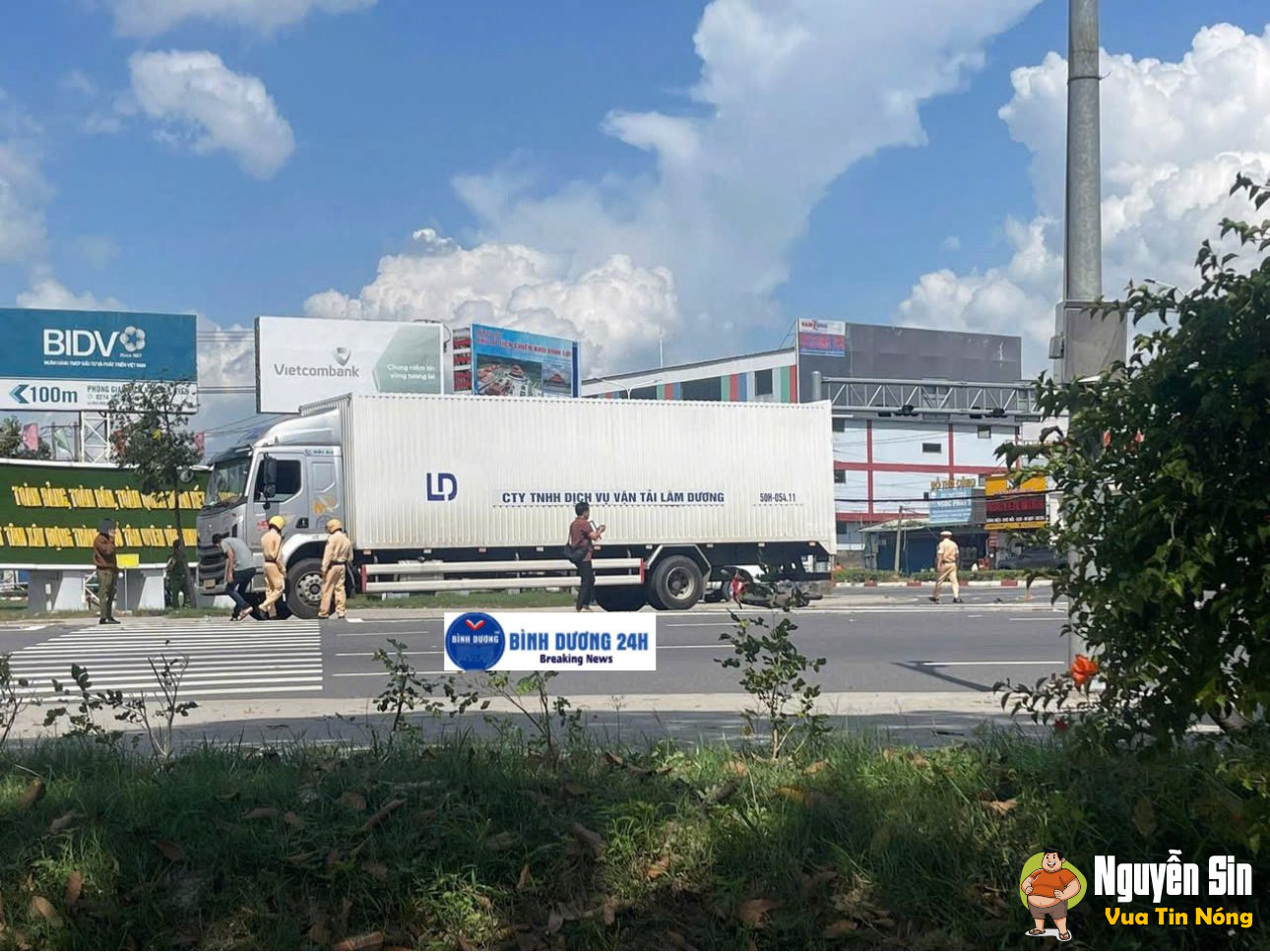 Lại Vòng xoay Kim Hằng, TPHCM . 2 người nữ đi xe máy vacham với xe tải, khiến 1 nữ tuvong tại chỗ.