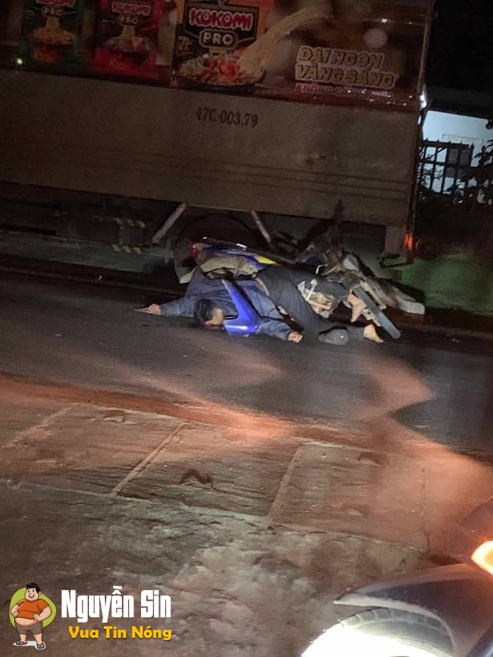 Cưkuin, Đắk Lắk: Xe máy đ:/âm vào ô tô tải đang đậu bên đường