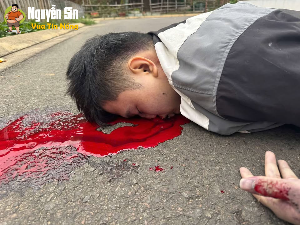 Bình Định: Camera vụ 1 ng rơi từ trên cao xuống ở Chung cư Xuân Thuỷ, suýt trúng người đi xe đạp ngang qua luôn
